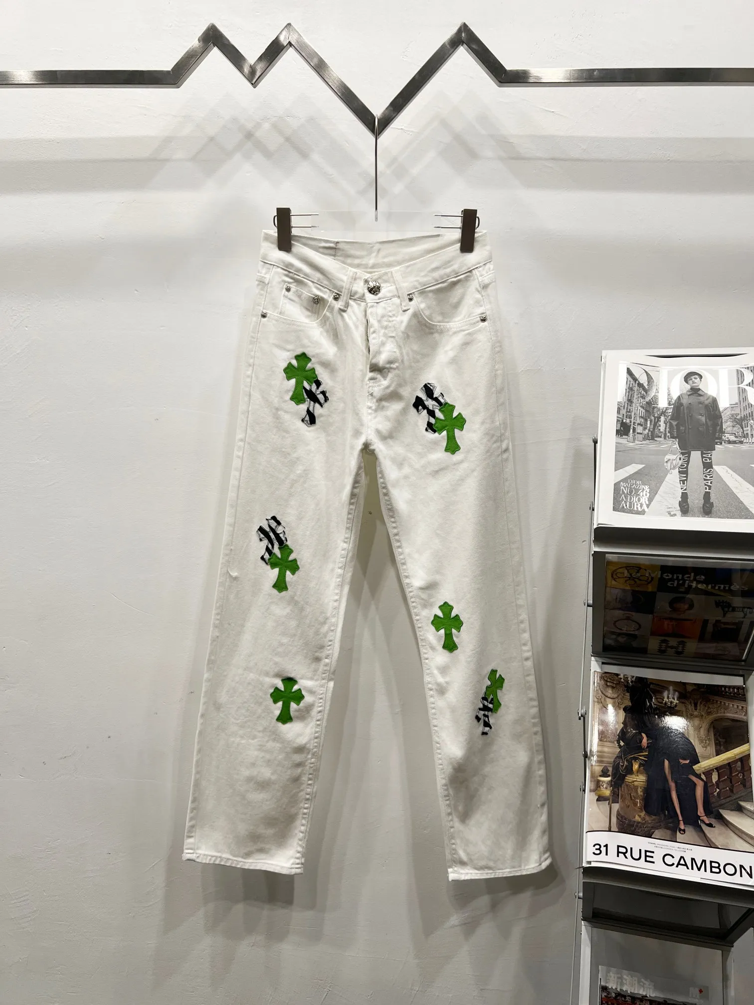 P260 Style number: (c037) Chrome hearts Cross patch leather jeans workwear logging pants Chrome hearts logging pants are here! ! ! CH Croix Heart Double Knee Cross Patch Leather Bo1 Style Logging Pants Straight-leg Work Pants B136 Croix Heart Cross Sanskrit Overalls Price 4W Level, Patched Cross Pattern Decoration, High Waist Washed Jeans! ! Absolutely high-end luxury products, 1.9W level god-level single products, super popular products, made by top heavy industry, not to be missed. About Zangyin, this is an extremely luxurious fashion brand, which can also be called the nobles of the high street. It has always been an exclusive brand of some hipsters or rich second generation. Compared with ordinary high streets, it is more luxurious and noble. Compared with luxury brands, it has a more fashionable personality and has always been a brand that I have a special liking for. Imported yarn is custom-woven into a high-density twill canvas, which ensures a crisp silhouette while the fabric feels very delicate. It follows the B01 classic silhouette, with a crisp and stylish upper body. The ready-made garments are stone-ground and fermented and can be matched with any style. Buttons and zinc are washed with genuine YKK retro metal products. Double-layered canvas on the front. Perfect details. All hardware is perfect. Size: s-XXL Color: White